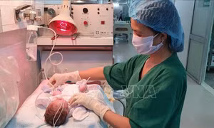Cứu sống mẹ con sản phụ bị lupus ban đỏ kèm biến chứng tim mạch rất nặng
