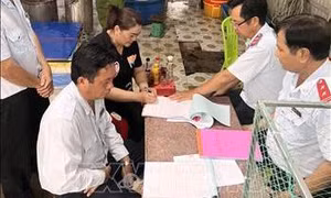 Bạc Liêu: Bắt quả tang một cơ sở bơm tạp chất vào tôm