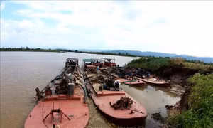 Bắt quả tang 4 tàu khai thác cát, gây sạt lở bờ sông Krông Nô