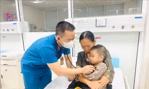 Cấp cứu kịp thời bé trai 2 tuổi bị mắc dị vật trong thực quản
