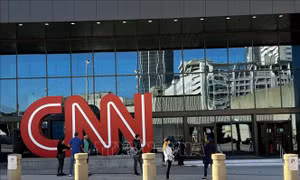Hãng CNN hạn chế nhân viên đến văn phòng do số ca mắc COVID-19 tăng mạnh