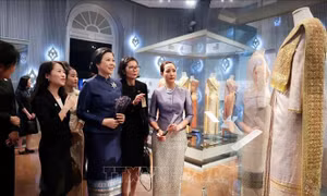 Phu nhân Ngô Phương Ly mặc trang phục truyền thống Thái Lan, thăm bảo tàng tại Bangkok