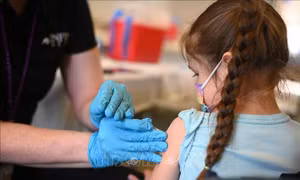 Mỹ khuyến cáo người dân tiêm vaccine cải tiến để phòng biến thể phụ mới của SARS-CoV-2