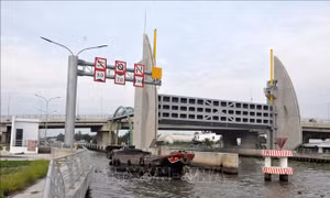 Vận hành Cống âu thuyền Vàm Bà Lịch ngăn xâm nhập mặn