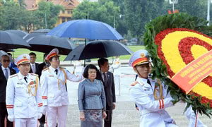 Chủ tịch Quốc hội Campuchia viếng Chủ tịch Hồ Chí Minh và tưởng niệm Anh hùng liệt sĩ