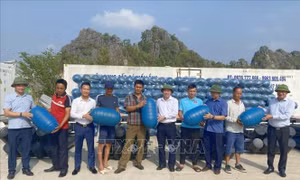 Ngư dân Quảng Ninh được tặng phao, ngư cụ để tái khôi phục sản xuất