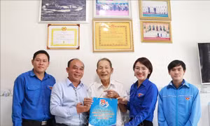 Thắp nến tri ân các anh hùng liệt sĩ tại nghĩa trang vào tối 26/7