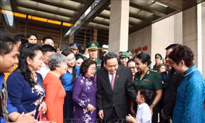 Chủ tịch Quốc hội gặp mặt tập thể, cá nhân nhận Giải thưởng Vừ A Dính