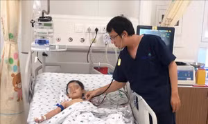 Phát hiện búi tóc 1 kg trong dạ dày bé gái nghiện... ăn tóc