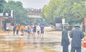 Lũ sông Thao dâng cao gây ngập nhiều nhà cửa, hoa màu