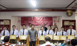Bế giảng lớp học tiếng Việt nâng cao cho cán bộ, chiến sĩ Bộ Công an Lào