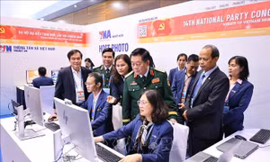 Đại tướng Nguyễn Trọng Nghĩa thăm khu tác nghiệp của TTXVN tại Đại hội XIV của Đảng