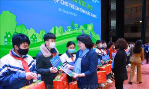 Phó Chủ tịch nước Đặng Thị Ngọc Thịnh thăm và tặng quà tại Bắc Giang