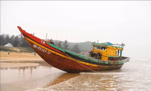 Thuyền cá bị hỏng máy, mắc cạn tại eo biển Nghi Lộc