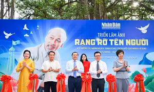 Báo Nhân Dân khai mạc triển lãm và ra mắt ấn phẩm đặc biệt kỷ niệm 135 năm Ngày sinh Chủ tịch Hồ Chí Minh