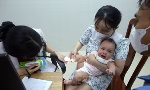 Nắng nóng kéo dài, số trẻ nhập viện gia tăng tại Đà Nẵng