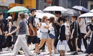 Lần đầu tiên cảnh sát Tokyo được phép đeo kính râm vì nắng nóng