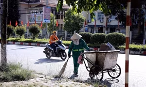 Nắng nóng trên 40 độ C, sinh hoạt người dân khu vực Hòa Bình bị đảo lộn