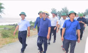 Bộ trưởng Lê Minh Hoan kiểm tra công tác ứng phó bão bão Noru tại Thừa Thiên - Huế 