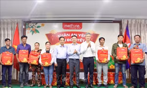 Sẻ chia Tết đủ đầy cùng bà con người gốc Việt tại Campuchia