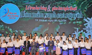 Hơn 1,3 tỷ đồng tiếp sức đến trường cho tân sinh viên Tây Nguyên