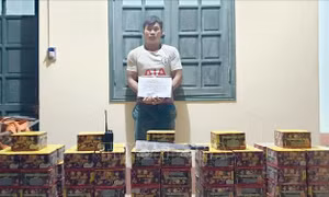 Dùng xe máy độ chế vận chuyển 235 kg pháo lậu