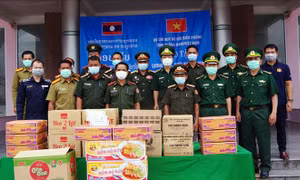 Tặng lương thực, thiết bị y tế cho lực lượng bảo vệ biên giới của Lào