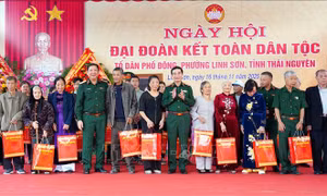 Đại tướng Phan Văn Giang chung vui Ngày hội Đại đoàn kết với nhân dân Thái Nguyên
