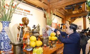 Chủ tịch Quốc hội dâng hương tưởng nhớ Trưởng Ban Thường trực Quốc hội Bùi Bằng Đoàn