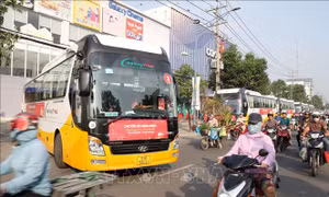 Gần 50 'Chuyến xe hạnh phúc' đưa người lao động nghèo về quê đón Tết