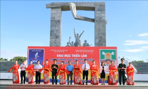 Triển lãm tranh cổ động về chủ quyền biên giới, biển đảo tại Ninh Thuận