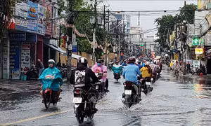 Chiều và tối 19/5, nhiều đợt mưa lớn gây ngập các tuyến đường ở TP Hồ Chí Minh
