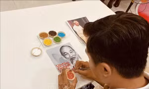 Độc đáo bộ tranh gạo 'Bác Hồ kính yêu'