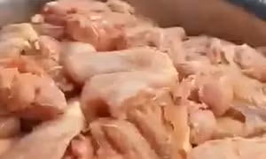 Tuồn 35 kg thịt gà đông lạnh ôi thiu vào trường tiểu học ở Hà Nội
