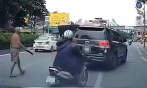 Hà Nội: Người đàn ông phi dao vào ô tô trên đường có sử dụng rượu, bia