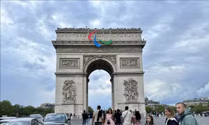 Hai biểu tượng của Paris tạo dấu ấn cho lễ khai mạc Paralympic 2024