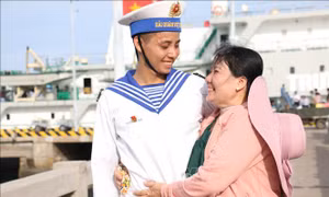 Mang hơi ấm tình thân tới Trường Sa - Bài 3: Vững tay súng nơi đầu ngọn sóng