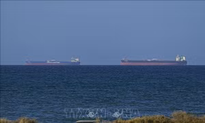 Ba siêu tàu chở dầu đi qua eo biển Hormuz