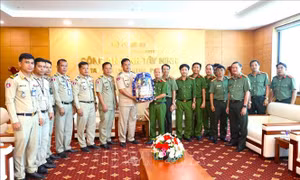 Campuchia cử đoàn sang cám ơn Công an tỉnh Tây Ninh hỗ trợ chữa cháy tòa nhà 7 tầng