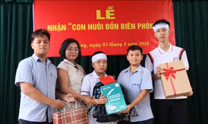 Bộ đội biên phòng nhận nuôi cháu nhỏ có cha mẹ thiệt mạng do điện giật