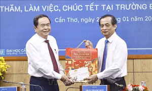 Chủ tịch Quốc hội thăm, làm việc với các cơ sở giáo dục tại Cần Thơ