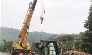 Xe tải lật khi đổ đèo khiến 2 người thương vong