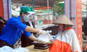 Ấm lòng những suất cơm 'không đồng' giữa mùa dịch COVID-19