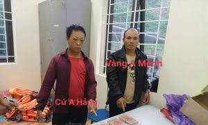 Bắt quả tang hai đối tượng vận chuyển 6 bánh heroin