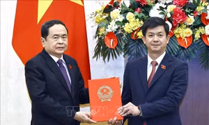 Chủ tịch Quốc hội trao Nghị quyết bầu Tổng Thư ký Quốc hội Lê Quang Tùng