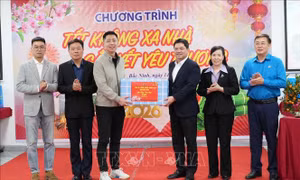 Lãnh đạo tỉnh Bắc Ninh thăm, tặng quà đoàn viên, công nhân không về quê ăn Tết