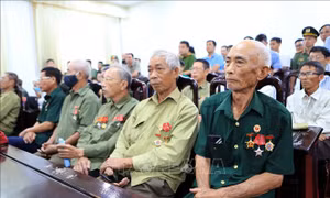 Lãnh đạo Bộ Lao động-Thương binh và Xã hội trả lời những kiến nghị của người có công.