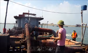 Ngang nhiên khai thác cát trái phép trên sông Hồng 