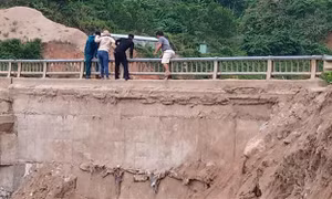 Người dân huyện Phước Sơn (Quảng Nam) muốn cầu sớm được sửa chữa 