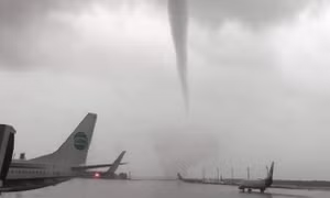 Vòi rồng 'đánh nát' phi cơ, sân bay ở Thổ Nhĩ Kỳ
